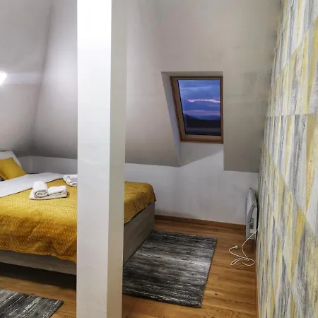 Hills Afrodita Moon *